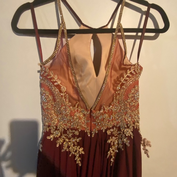Beautiful Maroon/burgundy flowy prom dress - Picture 6 of 9